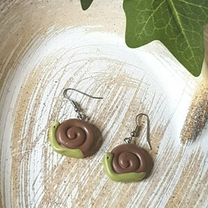 "Snail" I Χειροποίητα μοντέρνα καρφωτά σκουλαρίκια από πολυμερικό πηλό 4 cm - χρώμα καφέ / πράσινο - πηλός, μικρά, κρεμαστά, γάντζος, φθηνά - 2