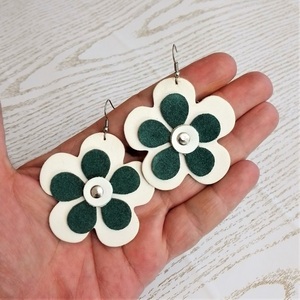 Δερμάτινα σκουλαρίκια με πράσινο λουλούδι, 7εκ. - δέρμα, μακριά, λουλούδι, κρεμαστά, γάντζος - 4