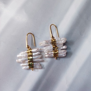 Pure pearl earrings - Σκουλαρίκια κρεμαστά με φυσικά μαργαριτάρια επιχρυσωμένα - επιχρυσωμένα, ασήμι 925, κρεμαστά, πέρλες, γάντζος