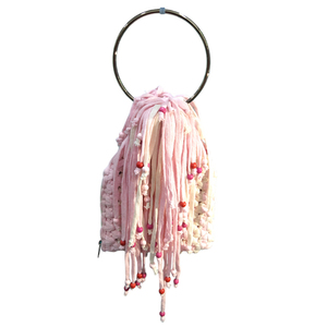 Τσάντα καρπού ροζ/λευκο βαμβακερό macrame (20*24 εκ) με κρόσια και χάντρες - νήμα, all day, χειρός, πλεκτές τσάντες, μικρές