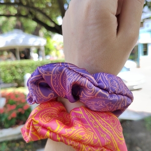 Χειροποίητο λαστιχάκι μαλλιών scrunchie σατέν μωβ με λαχούρια 1τμχ medium size - ύφασμα, λαστιχάκια μαλλιών, δώρο γεννεθλίων - 4
