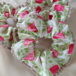 Χειροποιητο υφασμάτινο λαστιχάκι μαλλιών scrunchie με φράουλες και κρόσσια 1τμχ medium sizel - ύφασμα, boho, λαστιχάκια μαλλιών, δώρο γεννεθλίων - 2