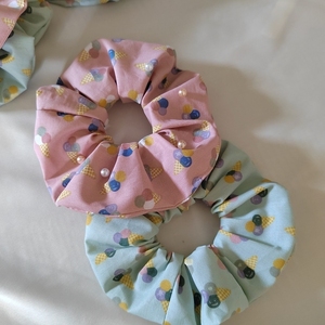 Χειροποιητο scrunchie λαστιχάκι μαλλιών με παγωτά χωνακι μέντα 1τμχ medium size. - ύφασμα, λαστιχάκια μαλλιών, δώρο γεννεθλίων - 3