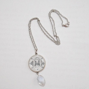 Κολιέ με γυαλί και ακρυλικές χάντρες Triple moon necklace Triple goddess - γυαλί, φεγγάρι, μεταλλικά στοιχεία, μενταγιόν