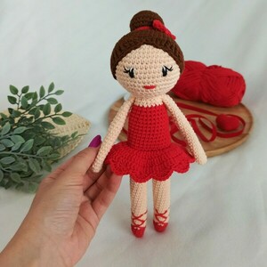 Πλεκτή μπαλαρίνα με κόκκινο φόρεμα - 26εκ - κορίτσι, λούτρινα, amigurumi, δώρο γεννεθλίων - 3