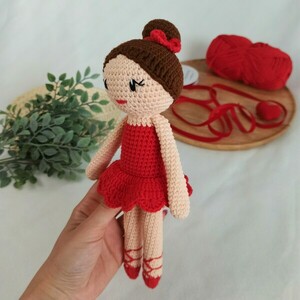 Πλεκτή μπαλαρίνα με κόκκινο φόρεμα - 26εκ - κορίτσι, λούτρινα, amigurumi, δώρο γεννεθλίων - 4