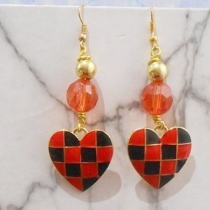 Σκουλαρίκια καρδιά με μεταλλικά στοιχεία και χάντρες Grid heart enamel earrings - σμάλτος, χάντρες, ατσάλι, κρεμαστά, γάντζος - 3