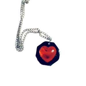 Μενταγιόν πολύγωνο σε μαύρη βάση και μια υπέροχη κόκκινη καρδιά από υγρό γυαλί 2 εκ - καρδιά, κοντά, ατσάλι, εποξική ρητίνη, μενταγιόν