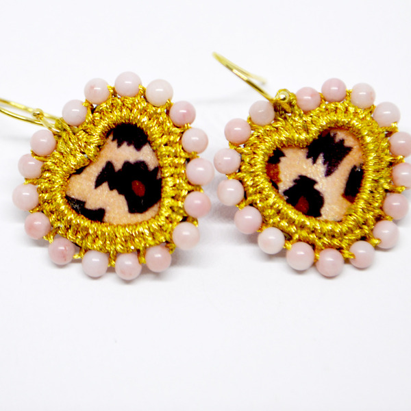 Σκουλαρίκια λεοπάρ βελούδινη καρδιά κεντημένη με ροζ κοράλλι - ημιπολύτιμες πέτρες, ασήμι 925, καρδιά, κρεμαστά, γάντζος
