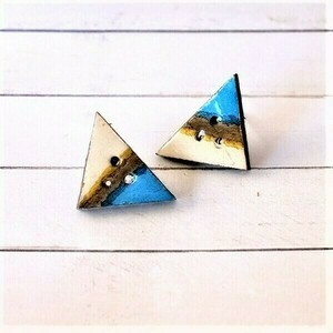 Τρίγωνα Γαλάζια ξύλινα σκουλαρίκια - ξύλο, ζωγραφισμένα στο χέρι, καρφωτά, μικρά, boho - 3
