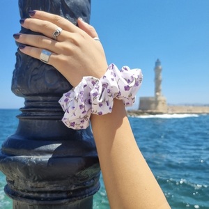 Βαμβακερό scrunchie με τύπωμα μωβ λουλούδια - ύφασμα, λαστιχάκια μαλλιών - 4