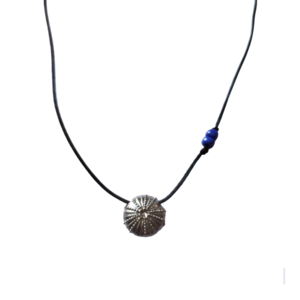 Unisex κολιέ με χειροποίητο αχινό μασίφ σε gunmetal zamak συνδιασμένο με ημιπολύτιμες πέτρες λάπις λάζουλι. Ο αχινός είναι περασμένος σε κορδόνι μαύρο μεταξωτό - ημιπολύτιμες πέτρες, κολιέ, ατσάλι, αχινός