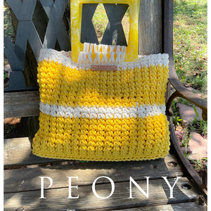 Πλεκτή τσάντα χειρός με κοκκάλινα χερούλια σε χρώμα κίτρινο-λευκό - νήμα, αξεσουάρ, χειρός, πλεκτές τσάντες, μικρές