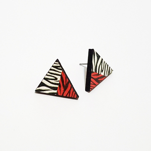 Zebra Mojo Triangle | Μικρά ξύλινα καρφωτά σκουλαρίκια με εκτύπωση. - ξύλο, καρφωτά, μικρά, καρφάκι, φθηνά