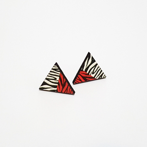 Zebra Mojo Triangle | Μικρά ξύλινα καρφωτά σκουλαρίκια με εκτύπωση. - ξύλο, καρφωτά, μικρά, καρφάκι, φθηνά - 3