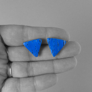 Μπλε τρίγωνα καρφωτά σκουλαρίκια 1,5 εκ. - πηλός, καρφωτά, μικρά, καρφάκι - 4