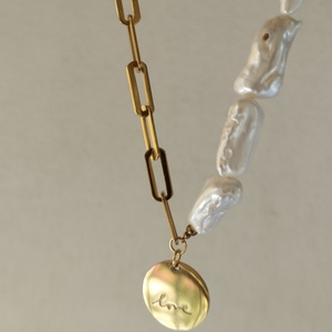 Κολιέ με μαργαριτάρια ατσάλινη αλυσιδα και στοιχείο love μήκος περ 42 cm - μαργαριτάρι, επιχρυσωμένα, καρδιά, κοντά, ατσάλι - 3