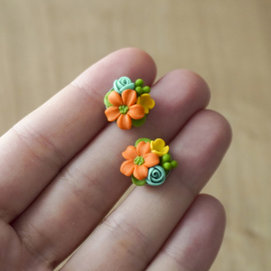 Σκουλαρίκια καρφωτά με λουλούδια πορτοκαλί-βεραμάν - πηλός, λουλούδι, καρφωτά, ανοιξιάτικα λουλούδια - 3
