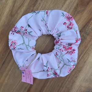 Scrunchie Ροζ Φλοράλ - ύφασμα, λουλούδια, για τα μαλλιά, δώρα για γυναίκες, λαστιχάκια μαλλιών - 2