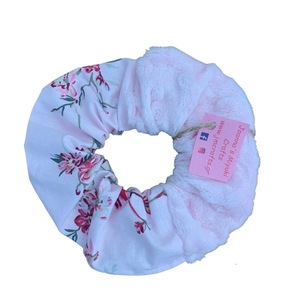 Scrunchie Ροζ Φλοράλ & Ροζ βελουτέ μίνκυ - ύφασμα, λουλούδια, για τα μαλλιά, δώρα για γυναίκες, λαστιχάκια μαλλιών