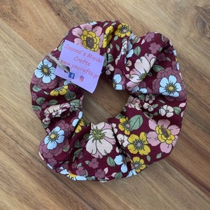Scrunchie Λουλούδια Μπορντό - ύφασμα, λουλούδια, για τα μαλλιά, δώρα για γυναίκες, λαστιχάκια μαλλιών - 2