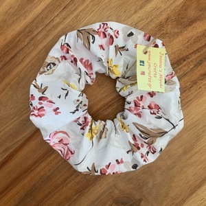Scrunchie Λουλούδια σε Λευκό - ύφασμα, λουλούδια, για τα μαλλιά, δώρα για γυναίκες, λαστιχάκια μαλλιών - 2