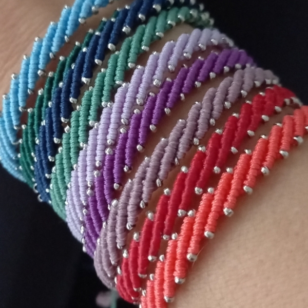 Μακραμέ μωβ βραχιόλι χεριού μεταλλικές χάντρες. Macrame purple bracelet with metalic beads. - μακραμέ, κορδόνια, boho, χεριού, αυξομειούμενα - 4