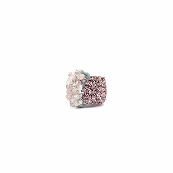 ATHINA MAILI - Υφαντό φαρδύ δαχτυλίδι με ημιπολύτιμες πέτρες ροζ χαλαζία - ημιπολύτιμες πέτρες, χειροποίητα, boho, μεγάλα