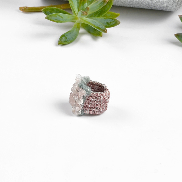 ATHINA MAILI - Υφαντό φαρδύ δαχτυλίδι με ημιπολύτιμες πέτρες ροζ χαλαζία - ημιπολύτιμες πέτρες, χειροποίητα, boho, μεγάλα - 5