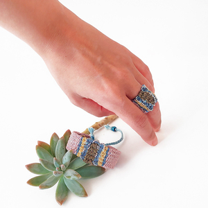 ATHINA MAILI - Υφαντό φαρδύ δαχτυλίδι πολύχρωμο με μεταλλικά νήματα και ατσάλινη αλυσίδα - χειροποίητα, υφαντά, ατσάλι, boho, μεγάλα - 3