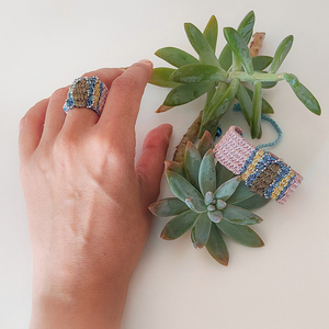 ATHINA MAILI - Υφαντό φαρδύ δαχτυλίδι πολύχρωμο με μεταλλικά νήματα και ατσάλινη αλυσίδα - χειροποίητα, υφαντά, ατσάλι, boho, μεγάλα - 5
