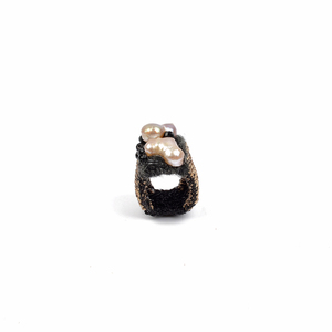 ATHINA MAILI - Υφαντό φαρδύ δαχτυλίδι με μεταλλικά νήματα και μαργαριτάρια baroque - κεντητά, μαργαριτάρι, χειροποίητα, boho - 2