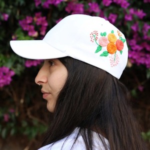 Καπέλο λευκό με κεντημένα λουλούδια πορτοκάλι αποχρώσεων - ύφασμα