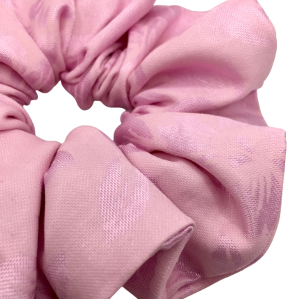 Υφασμάτινο λαστιχάκι scrunchie pink flowers - ύφασμα, κορίτσι, για τα μαλλιά, λαστιχάκια μαλλιών - 2