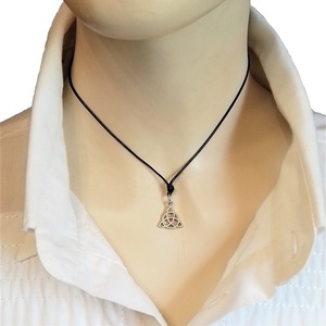 Cord necklace μαύρο με το κέλτικο σύμβολο Triquetra, 33εκ. - ορείχαλκος, minimal, κοντά, boho - 3