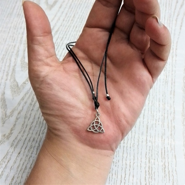 Cord necklace μαύρο με το κέλτικο σύμβολο Triquetra, 33εκ. - ορείχαλκος, minimal, κοντά, boho - 5