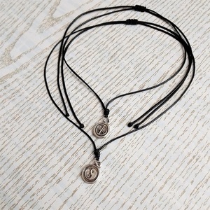 Cord necklace μαύρο διπλής όψεως, με το Γιν-Γιανγκ και το σήμα της Ειρήνης, 33εκ. - ορείχαλκος, minimal, κοντά, boho - 4