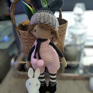 Κούκλα πλεκτή amigurumi "Little Lucy" με κουνελάκι (30cm) - λούτρινα, amigurumi, κουνελάκι, κούκλες - 3