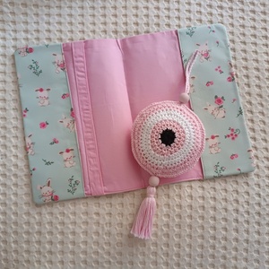 Σετ δώρου για νεογέννητο χειροποίητο βαμβακερό πλεκτό ροζ ή σιελ ματάκι 10εκ με υφασμάτινη θήκη για το βιβλιάριο υγείας - σετ δώρου, πρακτικό δωρο
