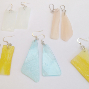 Μοναδικά τριγωνικά σκουλαρίκια από γυαλί σε κίτρινο χρώμα - γυαλί, βιτρώ, κρεμαστά, γάντζος - 3