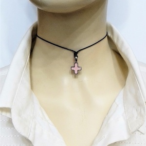 Cord necklace μαύρο με vintage μεταλλικό σταυρό και ροζ σμάλτο, 34εκ. - ορείχαλκος, σταυρός, κοντά, boho - 2