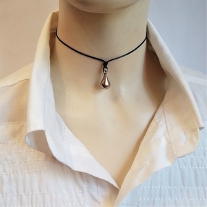 Cord necklace μαύρο με vintage μεταλλική σταγόνα, 34εκ. - ορείχαλκος, σταγόνα, minimal, κοντά, boho - 2
