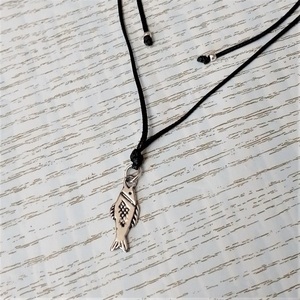 Cord necklace μαύρο με ψαράκι, 34εκ. - ορείχαλκος, ψάρι, minimal, κοντά, boho - 4