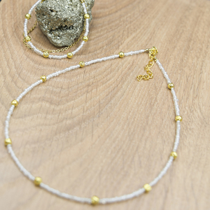 Χειροποίητο Κολιέ με λευκές γυάλινες χάντρες και επιχρυσωμένη Λάβα - ημιπολύτιμες πέτρες, επιχρυσωμένα, χρυσό, κοντά, ροζάριο - 4