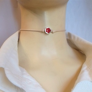 Cord necklace μπεζ με ατσάλινο λουλούδι με κόκκινο σμάλτο, 32εκ. - κοντά, λουλούδι, ατσάλι, boho, δώρα για γυναίκες - 2