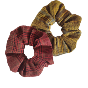 Χειροποίητα υφασμάτινα καρό scrunchies λαστιχάκια μαλλιών σε τερακοτα και ώχρα 2τμχ normal size - ύφασμα, ιδεά για δώρο, λαστιχάκια μαλλιών