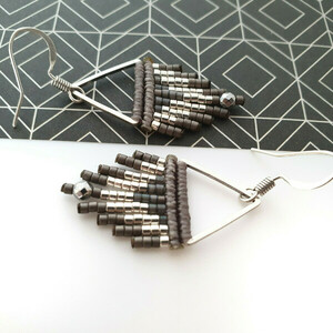 Χειροποίητα μικρά τρίγωνα σκουλαρίκια με γυάλινες χάντρες Miyuki Delica - γυαλί, μακραμέ, μικρά, κρεμαστά, γάντζος - 5