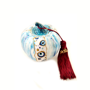 Χειροποίητη κεραμική γαλάζια κολοκύθα με μάτι, 10 πόντοι ύψος, διακοσμημένη με μπορντό φούντα - πηλός, διακοσμητικά