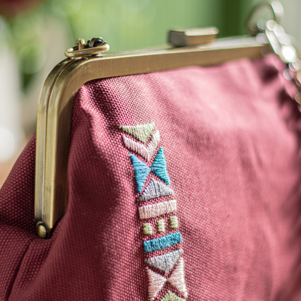 Τσάντα clutch σε μπορντώ χρώμα με κέντημα - ύφασμα, clutch, ώμου, all day, μικρές - 4