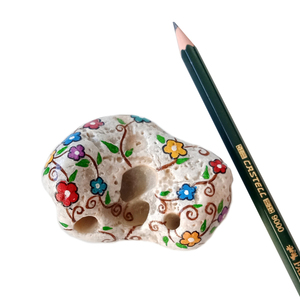 Ζωγραφιστή πετρούλα με υποδοχή για μολύβι. - ζωγραφισμένα στο χέρι, πέτρα, πρωτότυπα δώρα, διακοσμητικές πέτρες, βότσαλα